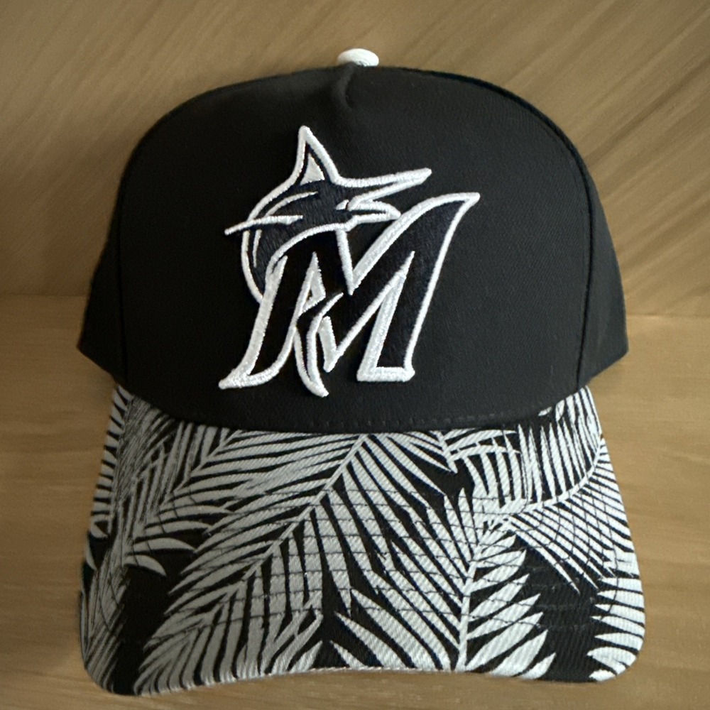 Mitchell & Ness Men's Miami Marlins MLB‎ Snapback Hat – Black Palm Leaf Brim
